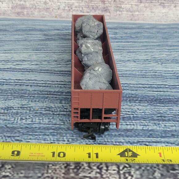 H.O scale 4 bottom hopper with foam rocks brown and white - Picture 5 of 8
